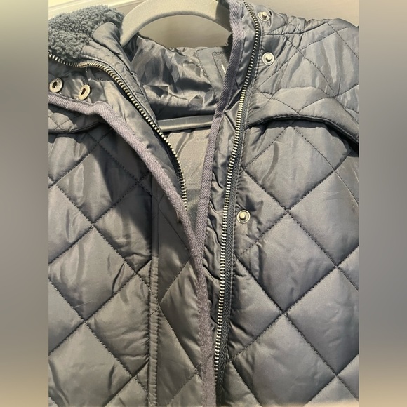 XS Lucky Brand quiltsed coat with fleece lined hood.  Warm and high quality - Picture 3 of 9